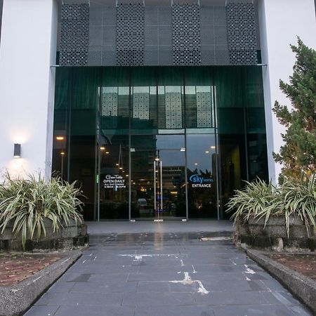 Sky Hotel Kota Kinabalu Buitenkant foto