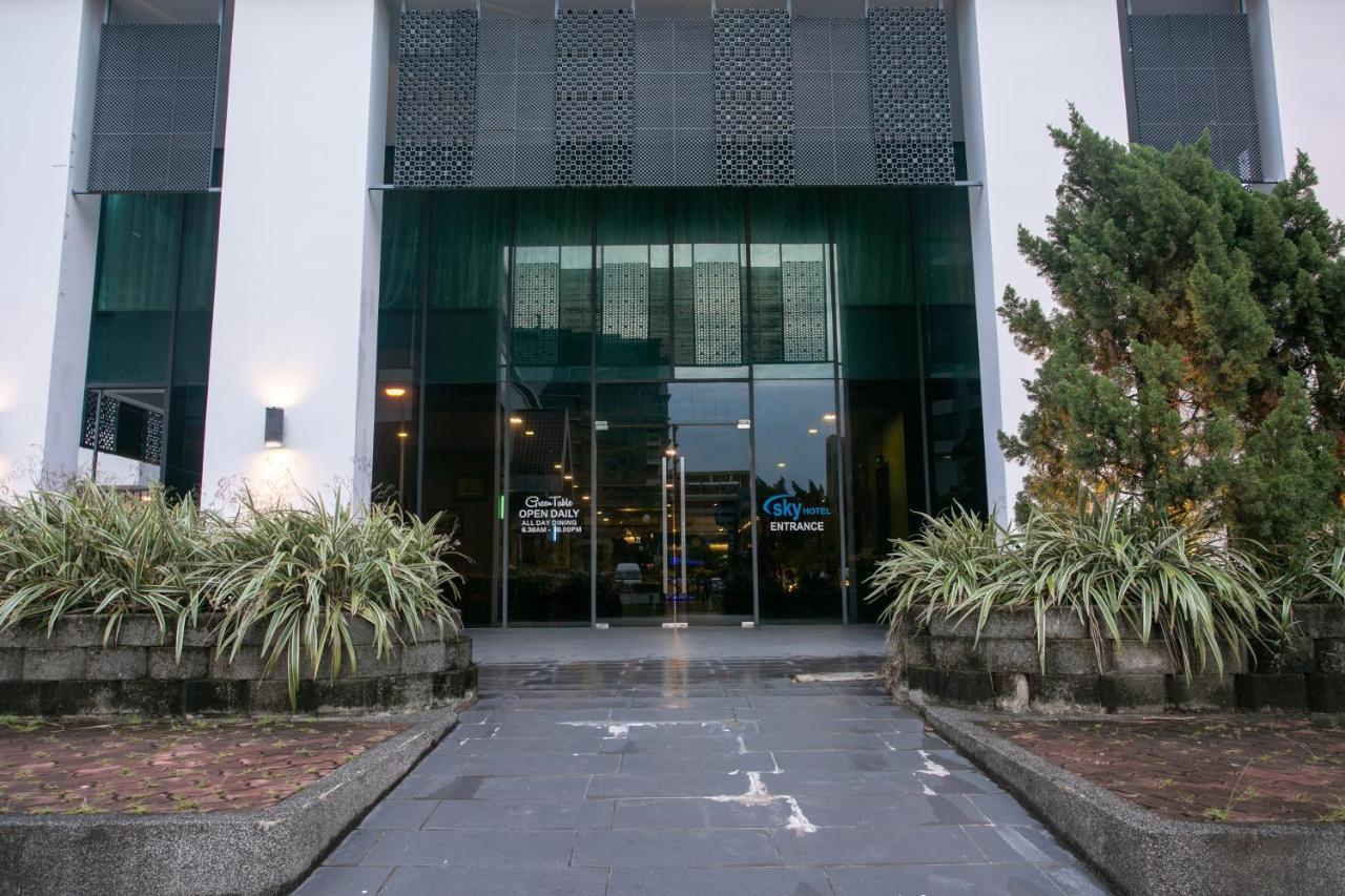 Sky Hotel Kota Kinabalu Buitenkant foto